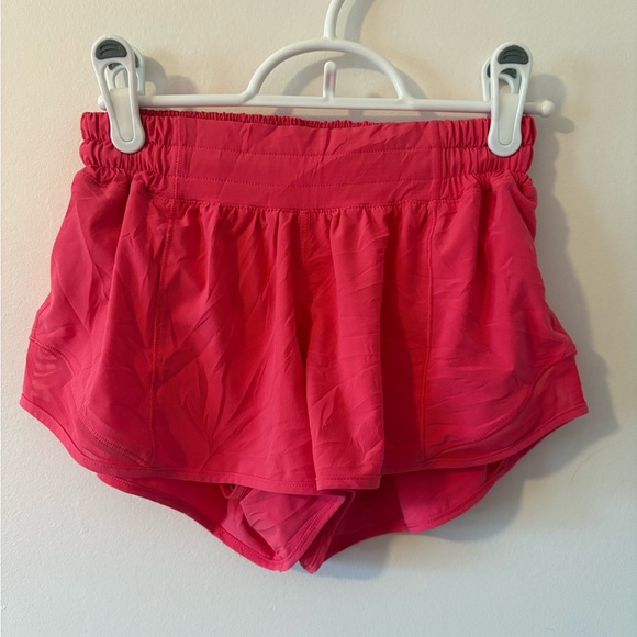 Lululemon Hotty Hot Low-Rise Lined Short 2.5" Size 4 - Picture 2 of 5